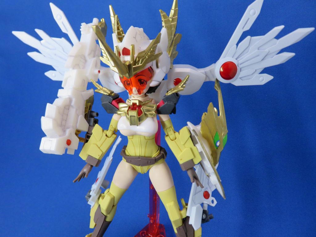 金パーツとワンポイント塗装、若干の墨入れに留めています。