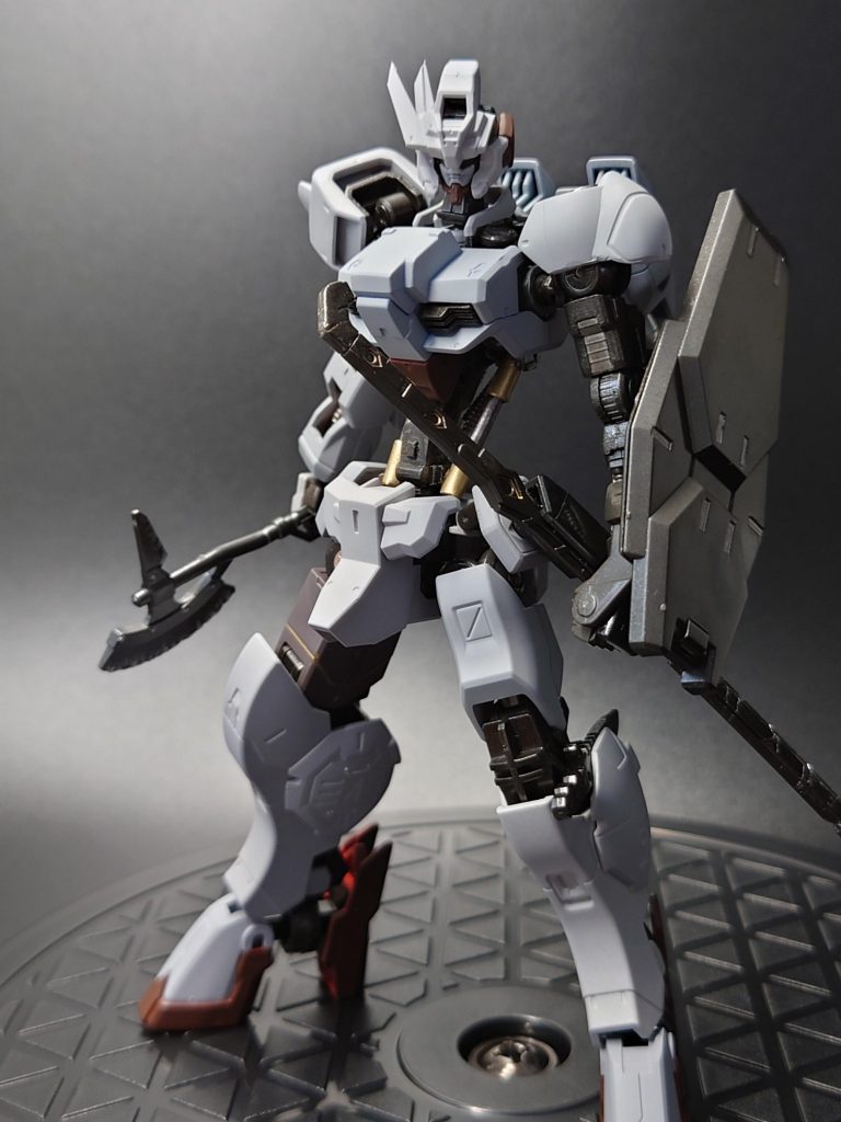 各所に装甲が足りておらず繕っている。左腕に関してはフレームが剥き出しだが戦場跡で拾った盾で脆弱性をカバーしている。