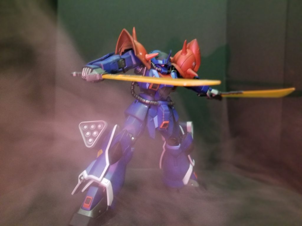 煙は加湿器で、赤いライトは普通の照明器具に赤いビニール袋かぶせれば誰でもEXAMできます。