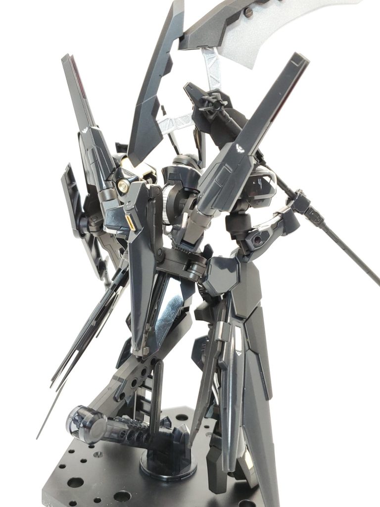 白背景でウイングユニットはマシンガンのマウント用だった3mm穴にジョイントパーツで追加していますスタビライザーっぽいサブアームで背面からの攻撃には対応します