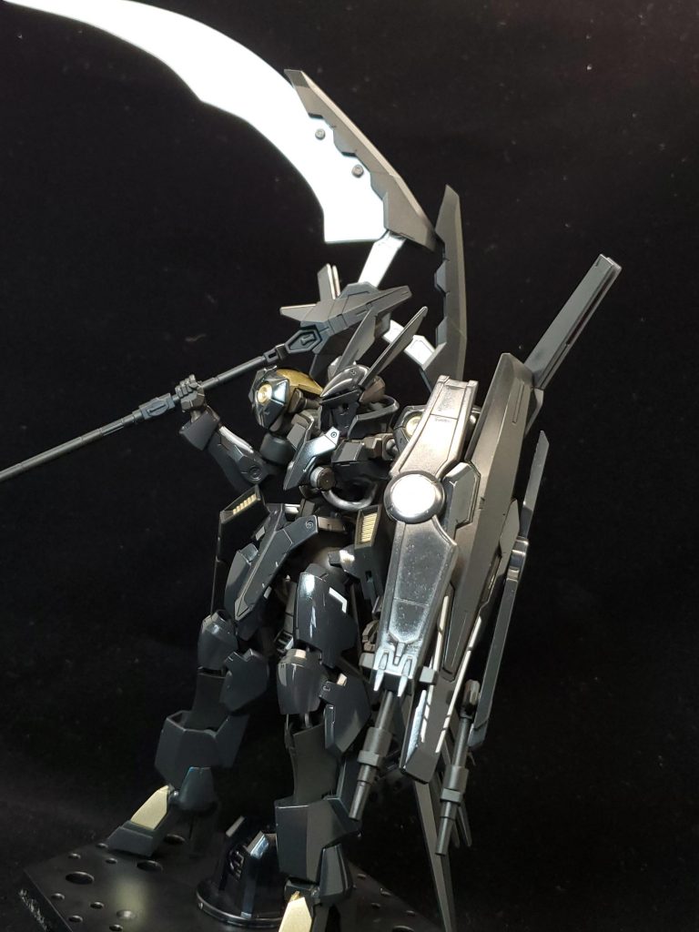 メイン装甲をグロス塗装、一部を艶消し、関節は半光沢を使い微妙な違いをつけています