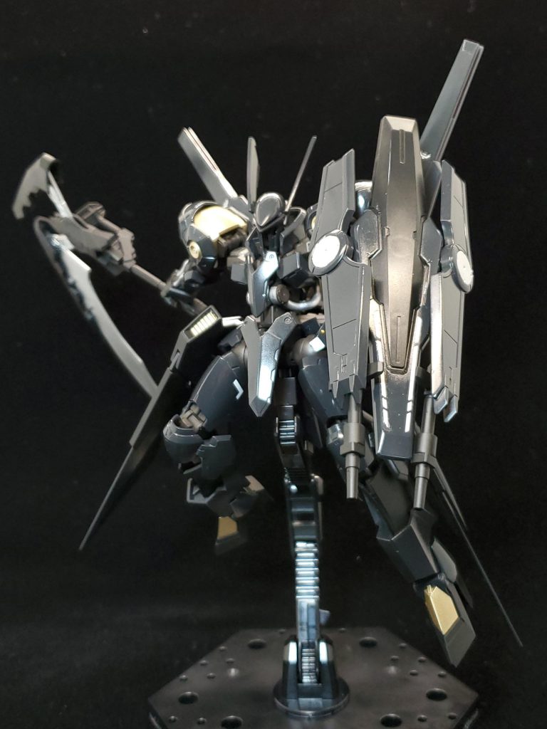 シールドに2連装マシンガンを搭載、近接格闘機なので射撃装備はこちらのみとなっています