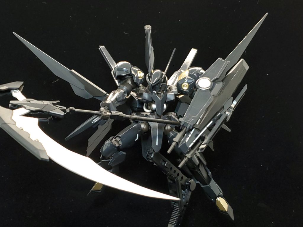 腰部スカートを展開しバースト形態へ変形!このギミックはビルドダイバーリゼに登場するデスティニースカイの機構を参考にしています