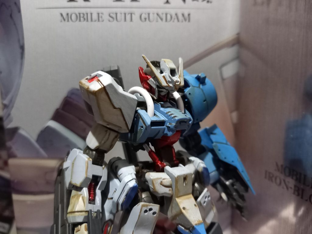 頭はバルバトスだったり。胸パーツが華奢なのでチューブとプラバンでサイド補強してます。太もももプラバン貼ってディテール変更 