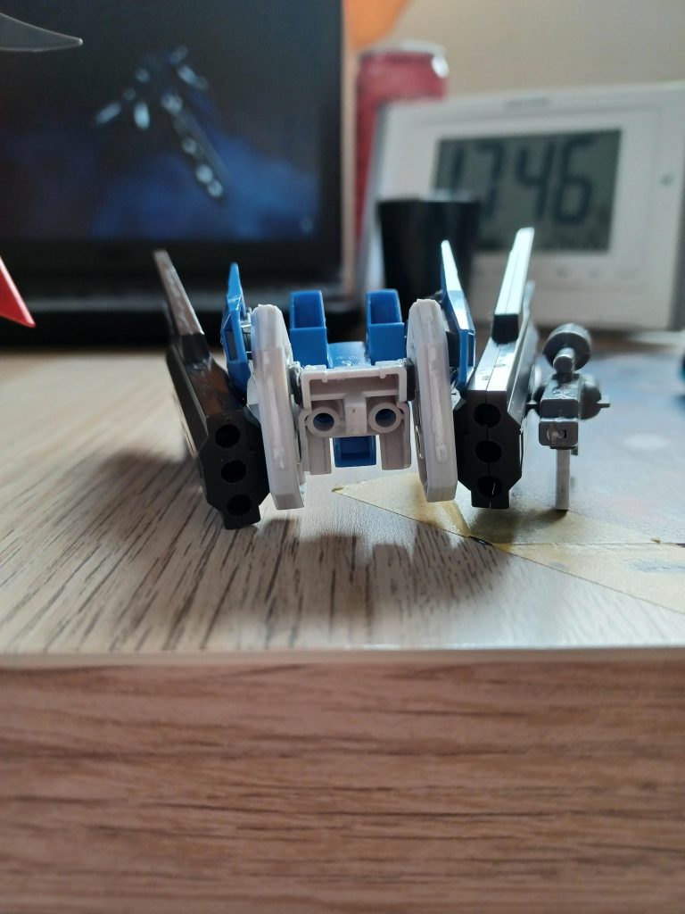そしてこの機体にも前回のフリーダム同様追加装備が(穴が空いてるのがいただけませんねwプラバンなどで埋めときますw)