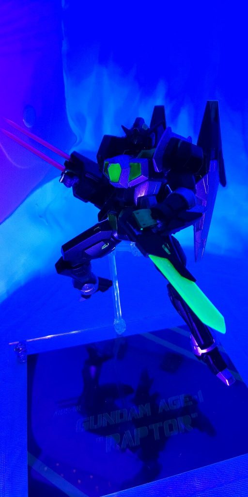 胸部と武装に蓄光素材を使用しているのでブラックライトに反応します