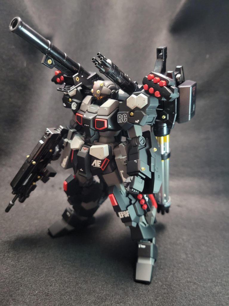 各部の丸モールドにメタルビーズを埋め込みました。初めての試みだったので、若干過剰気味な気もしますが、カッコいいので良しとします！