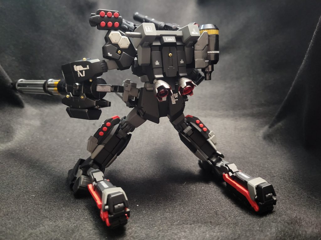 脚部に取り付けたロトの脚は可動します。ジョイントパーツにより、ある程度追従するのでポージングに合わせて接地する事ができます。