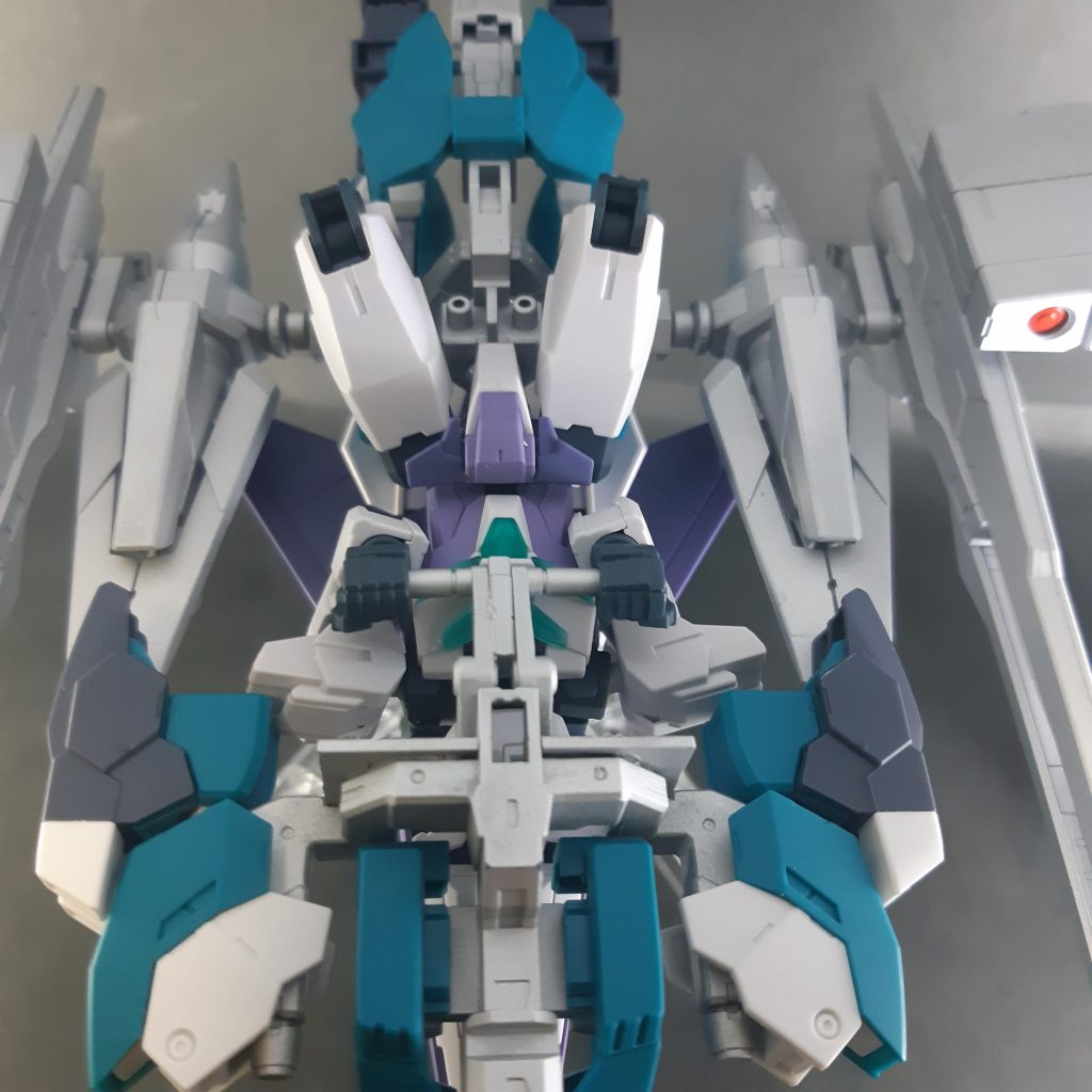 バックパックを外して上から見たところ。コアフライヤーの無防備な部分をカバーするように合体しています。コア・アタッカー側の接続はベースジャバーのパーツを小改造して接着。コア・ボマー側は股下のスタンド穴で接続しています。