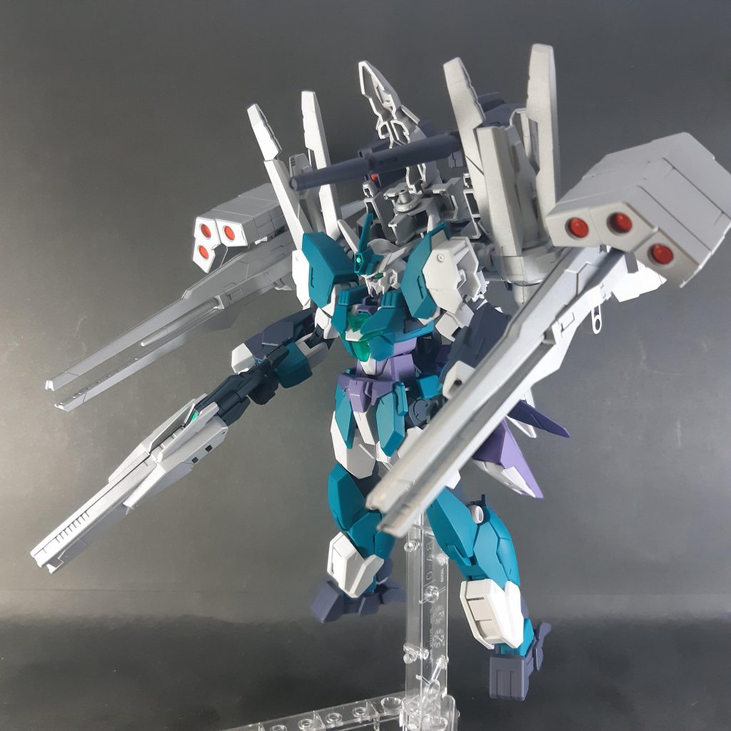 アーマーとドッキングしてさらにハンガーと合体。肉抜きが丸見えですが、この状態でもかなり重いのでパテ埋めは無し。やるなら薄いプラ板だと思いますが、今回は時間が足りないので断念。