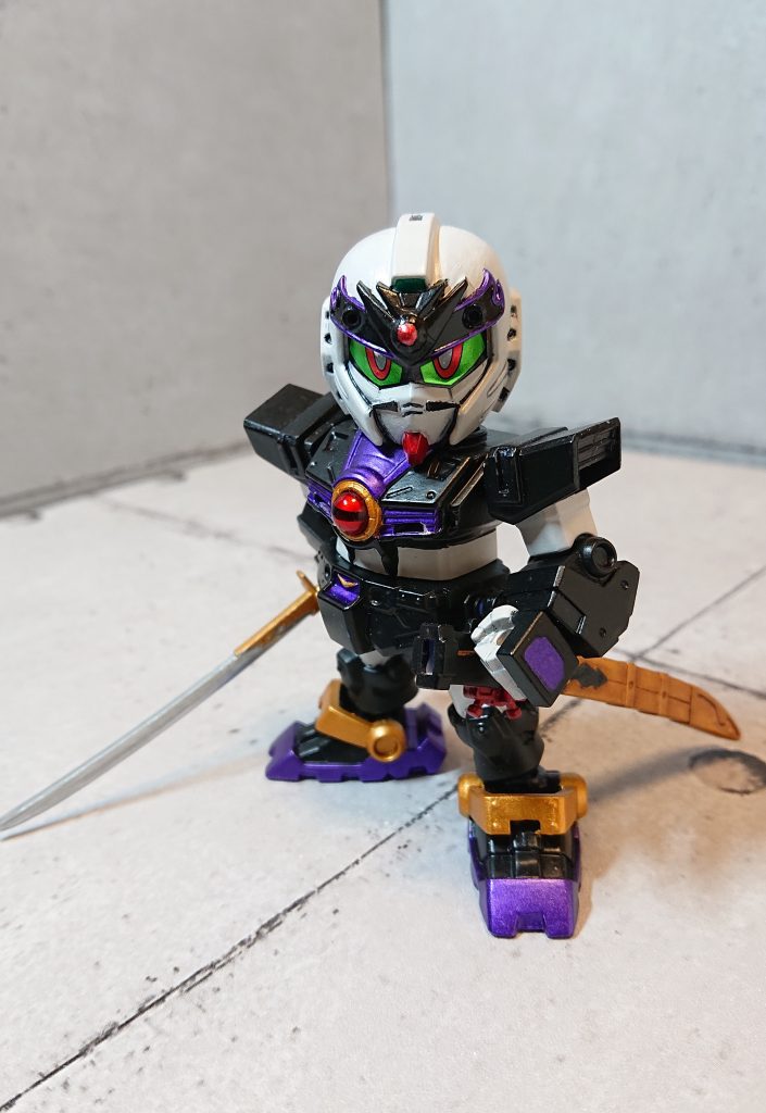 軽装モード延長部分はプラ板を重ねただけなので可動範囲自体は変わらず。へし切長谷部は鞘の肉抜き穴を埋め、モールドに沿って黒と金で塗り分けました。