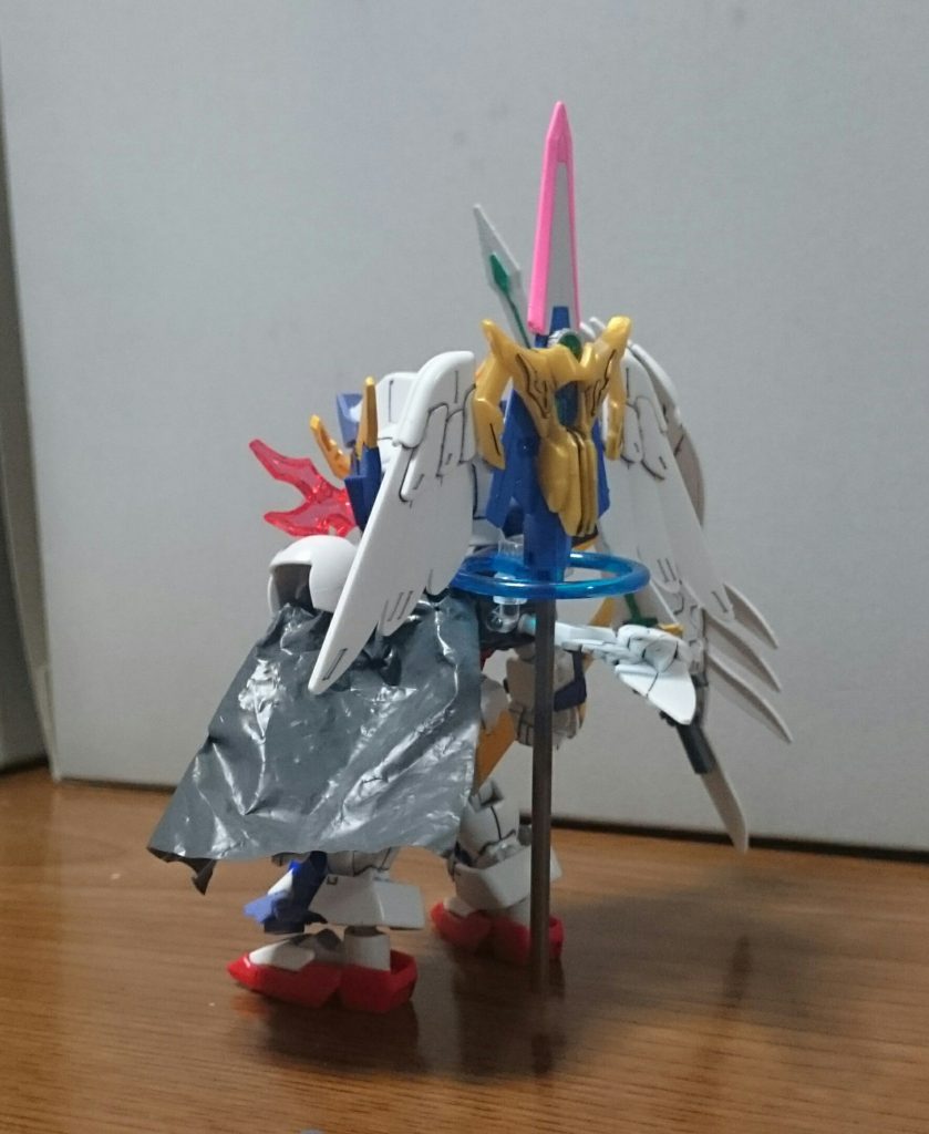 ・背面翼の内側には剣を、背中には魔法の杖、そして左肩にはマントを装備