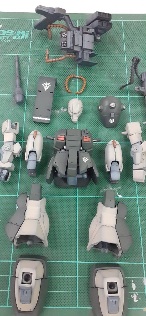 黒立ち上げからの基本グラデーション塗装からデカール貼りまでおわったところ。デカールは、cautionマークは貼らずにジオン章のみ。残党が鹵獲後にジオンカラーに塗り替え、あまり整備も行き届いていない感じをイメージしました。これからウェザリングしていきます。