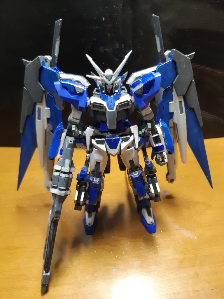 正面から、前回の軽装備との主な違いはバックパックで、コンセプトは「大気圏内外問わず高い機動力を出せるように」です。なんかディスティニーみたいなシルエットになったな…(意図してないのに)