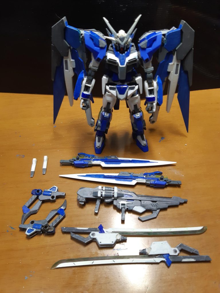 武装一覧GNビームサーベル×2 軽装備と同じ武装GNビームピストル/GNビームソード×2 軽装備と同じ武装GNバスターライフルカスタム本機のメイン武装、腕部のコネクタからGN粒子を供給することができ、バスターライフルの難点である(ビーム切れ)が無くなっているGNソードⅡロング改×2GNソードⅡロングのライフルとしての機能をオミットし、かわりに切断力、投擲力を強化してあるGNソード刀「白虎/黒狼」本機の近接メイン武装、刀身にはGNソードⅤと同じ素材を使用してあり、クセはあるものの両断能力はトップクラスのものとなっている。内蔵武装は軽装備と同じなので省略させてくださいm(_ _)mここからはアピールショットです！どうぞ！