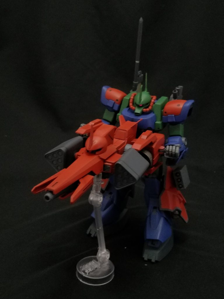 ヘッツェン[メガランチャー形態]百万式の余剰パーツを使用して、銃口周りをドーベンウルフのメガランチャーのシルエットに似せてみました。