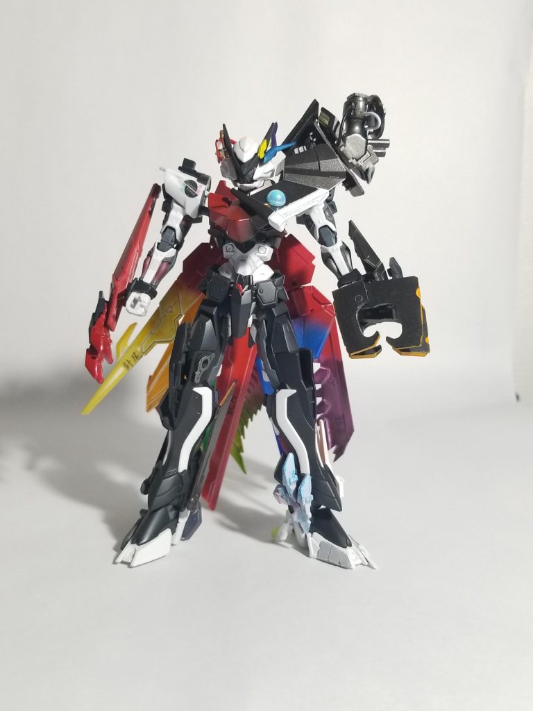 装着後正面シルエットの主軸は仮面ライダービルドのフェニックスロボです。そこに半々で生物、非生物要素を加えています。