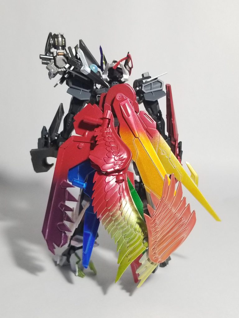 背面背中の羽根には生物ごとの部位が造形として表現してあります。