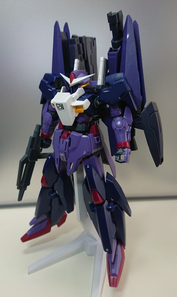 前面。アンテナはビルダーズパーツのMSブレードと余剰パーツ、胸部増加装甲はシャイニングブレイクで余剰となる肩アーマーとハイゼンスレイの余剰パーツを切った貼ったして作っています。また肩アーマーを切り貼りして宇宙世紀にいそうな形状に変更し、GM3ビームマスターで余ったサーベルラックをバックパックに追加しています。