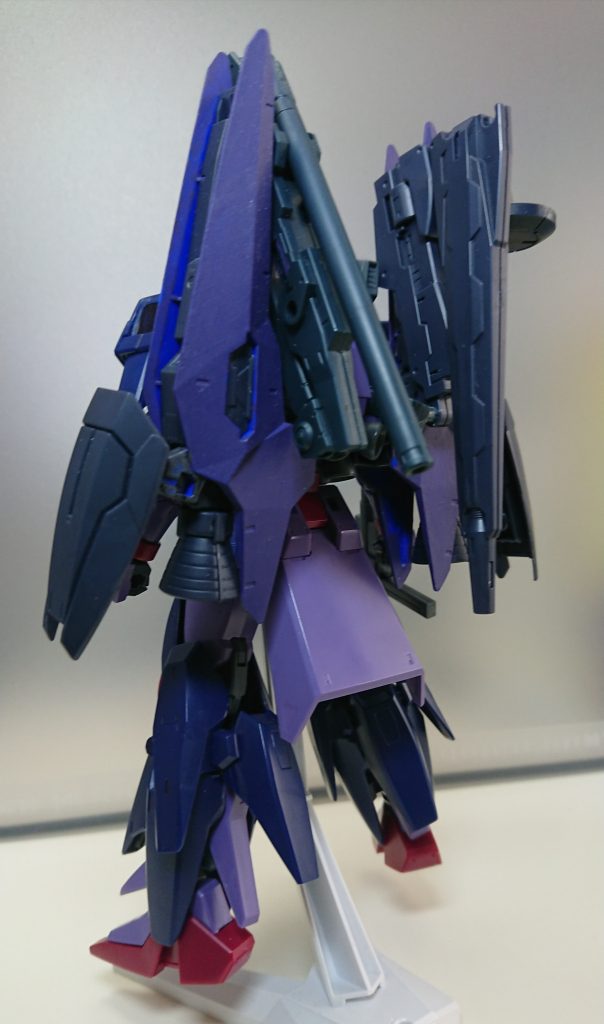 背面。テルティウムアームズのマウント位置が高すぎたので少し下げた位置にマウントを追加、空いたマウントにゼルトザームのキャノンとテルティウムアームズのロングライフルをマウントしています。