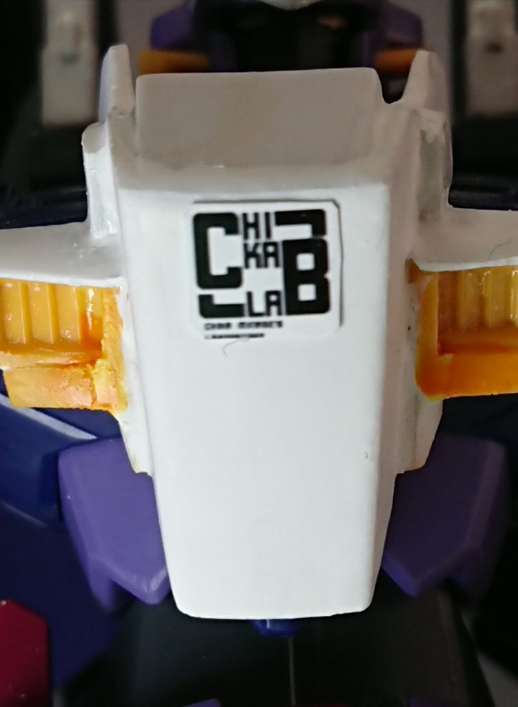 胸元にはクランのロゴをデザインしてシールにし貼り付けています。元ネタにしたガンダムガチオタモデルのかたにはきちんと許諾をいただいています(笑