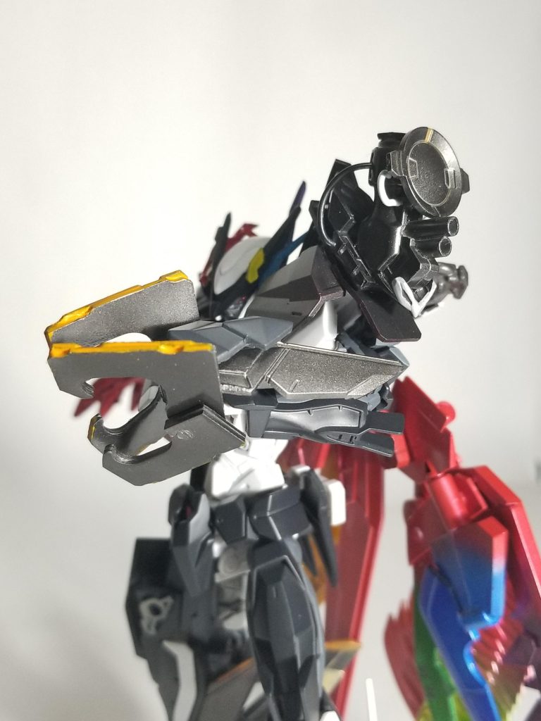 左腕のロボアームは開閉可能になっています。本家を真似てオレンジラインも追加しています(^q^)