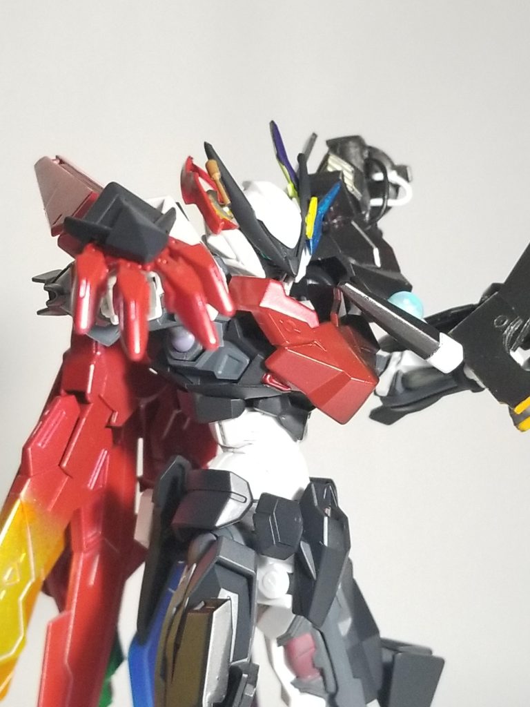 右のガントレット猛獣の爪を意識して組み換えして表現しています。