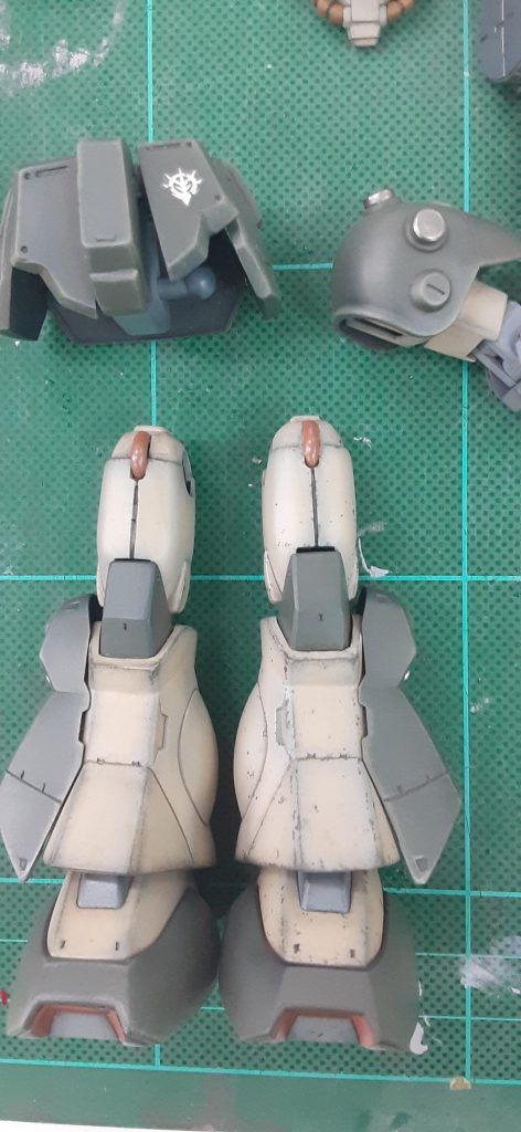 脚部ドライブラシ後。さらに左足は追いチッピング後です。