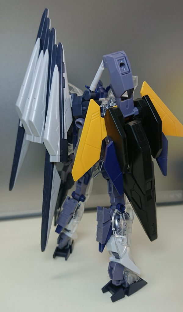 背面。バックパックにフェイクニューウェポンを取り付けたことでかなり情報量が増えました。フェイクニューウェポン+クリア装甲+ライフルの砲身をあわせて「クリスタ装備」と定義しています。またフィンファンネルの干渉を避けるため、シールドは右側/ライフルを左側としています。