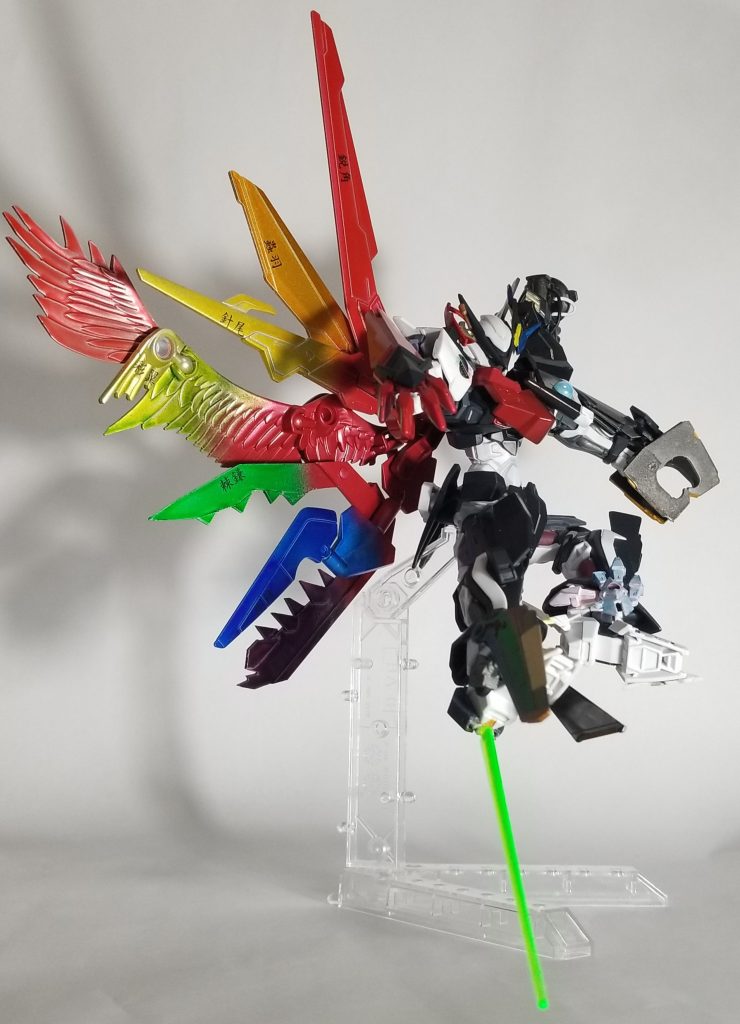 羽を展開してのライダーキック風キックポーズ羽にはそれぞれ「鋭角」「蟲羽」「針尾」「彩翼」「棘鎌」「剛鰭」 「牙顎」の文字が(見えにくいですが)入ってます。また、右踵にはビームサーベルが出せる機構も……( ✧Д✧)