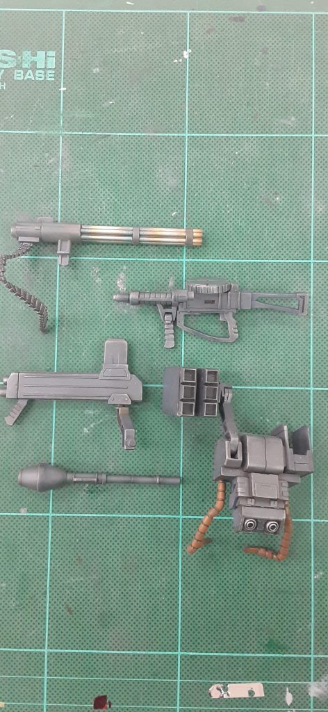 武器類も全体的に汚し、シルバー系でドライブラシしました。ガトリングは焼き入れしてみました。バックパック下部の増設バーニアブロックはプラ板工作です。ミサイルポッドはザクの脚につける3連のやつを繋ぎ合わせて、ジャンクパーツの可動式アームを接続しています。各部センサー部はHアイズや、ビームサーベルの切り落としパーツなどに100均クリアレジンコートです。