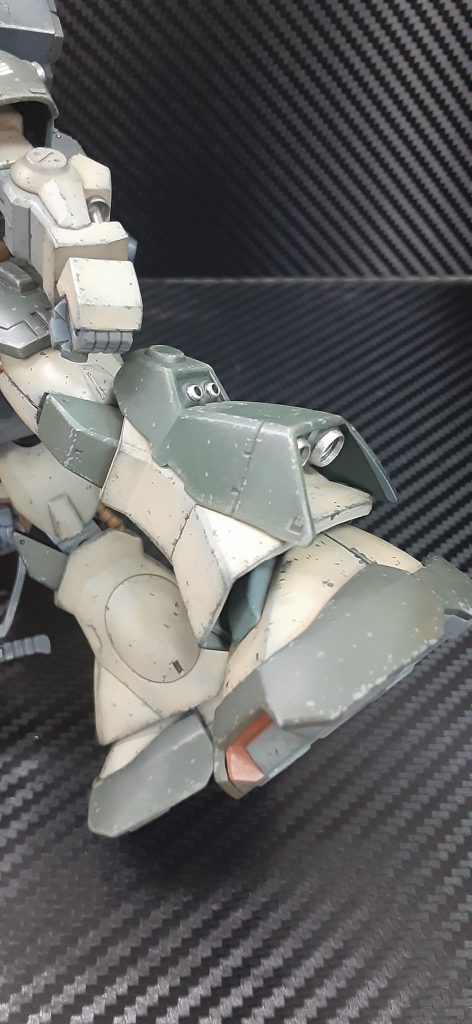 脚横のスラスターは市販バーニアパーツに置き換えています。