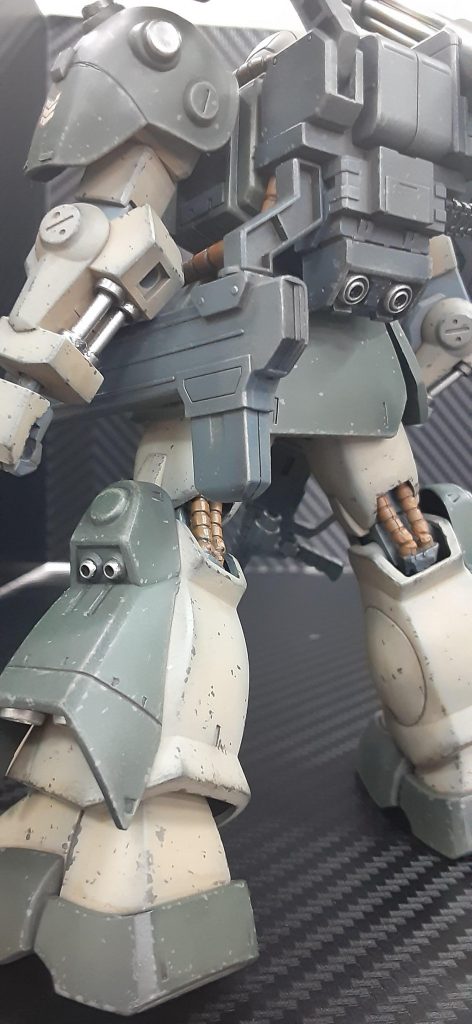 バックパック下部にはバーニアが増設されているが、連邦軍が接収後グリプス戦役時に空間用改修したザクキャノンの物というわけではなく、あくまで背部換装により低下してしまった機動性を僅かでも補おうと残党軍が現地改修したものである。という設定。また、本来の両腕肘下のサプライヤーケーブルはシリンダー状の急造パイプに置き換えられている。