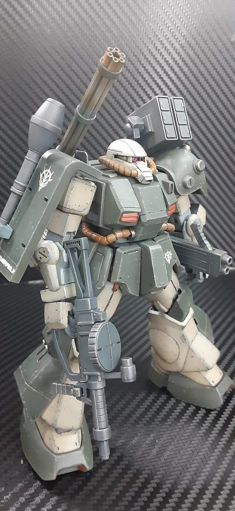 キャノンパックは対空用ガトリング、ビッグガン一門の仕様に加え、3連装ミサイルランチャー2門が増設されている。ザクマシンガンもまた、ストックやマズル部分に改修仕様であることが見受けられる。