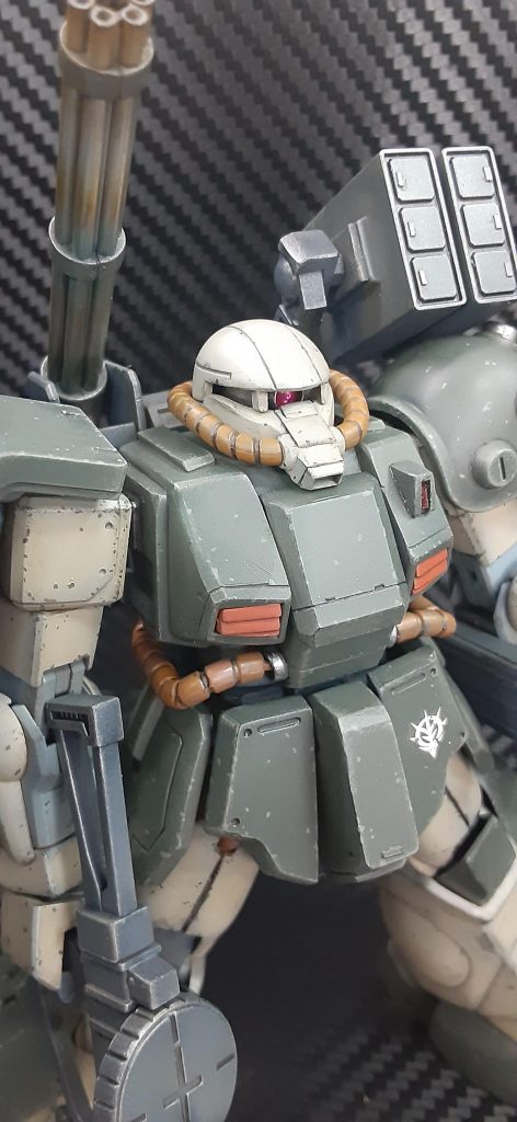 胸部から腰部にかけて改修し元の丸みのある感じから、直線的になるようデザイン変更しました。