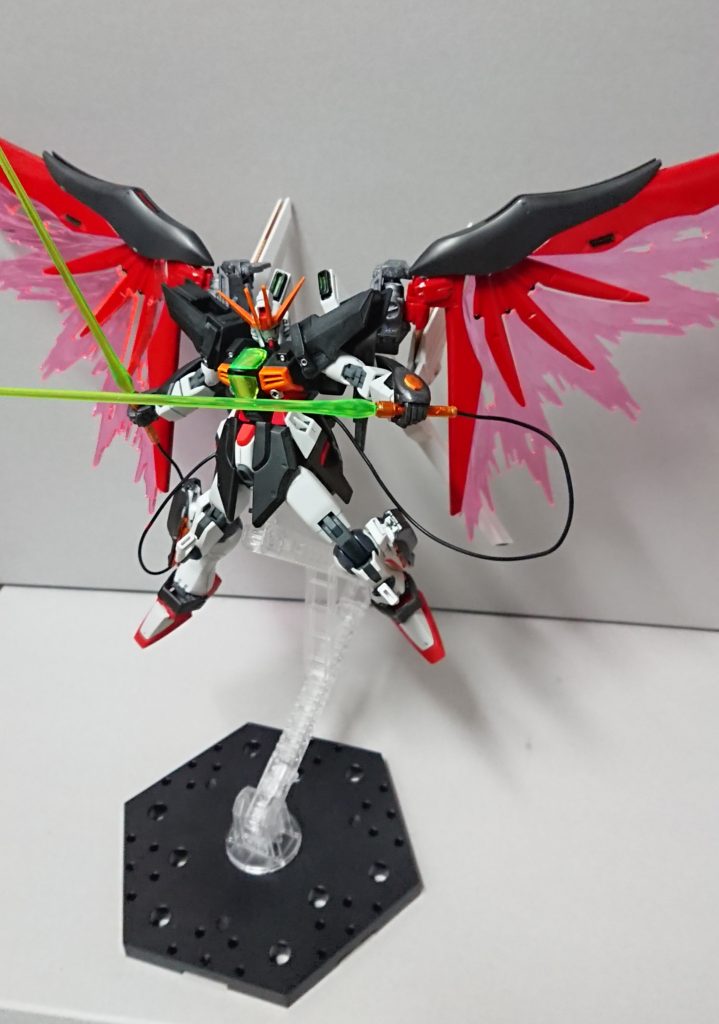 光の翼とビームサーベルを展開したデスティニーモード。実体剣は取り回しが難しくポージングが出来なかったのでビームサーベルに特化してみました。