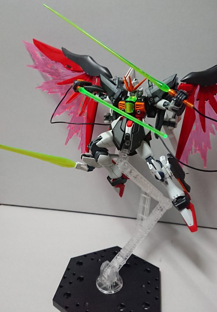 膝に付けたDXのサーベルで迎撃。デスティニーには足技対策を付けてあげたくなります。