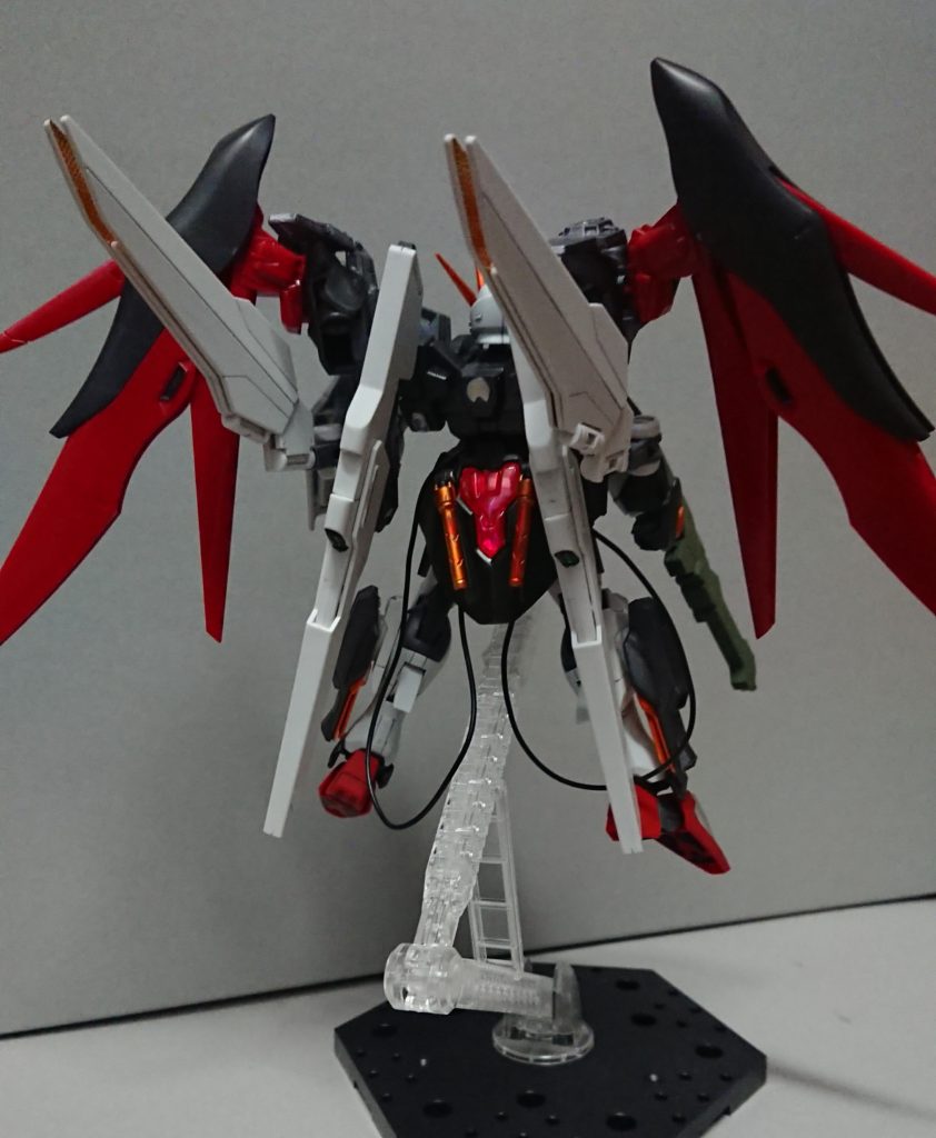 後ろ姿。ジャスティマの腰とサーベルを付けてます。サテライトでチャージしたエネルギーをフォトンに変換し強力なビームサーベルを使える、的なイメージです。サテライトシステムとデスティニーの羽が干渉しないようバックパックを改造しています。