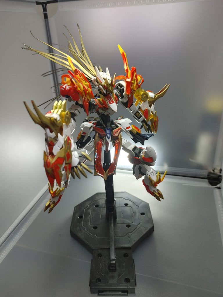 全身を赤と金で塗装しました。太ももの付け根と胴体を拡張し、全体的にメリハリがある体型にしてみました。