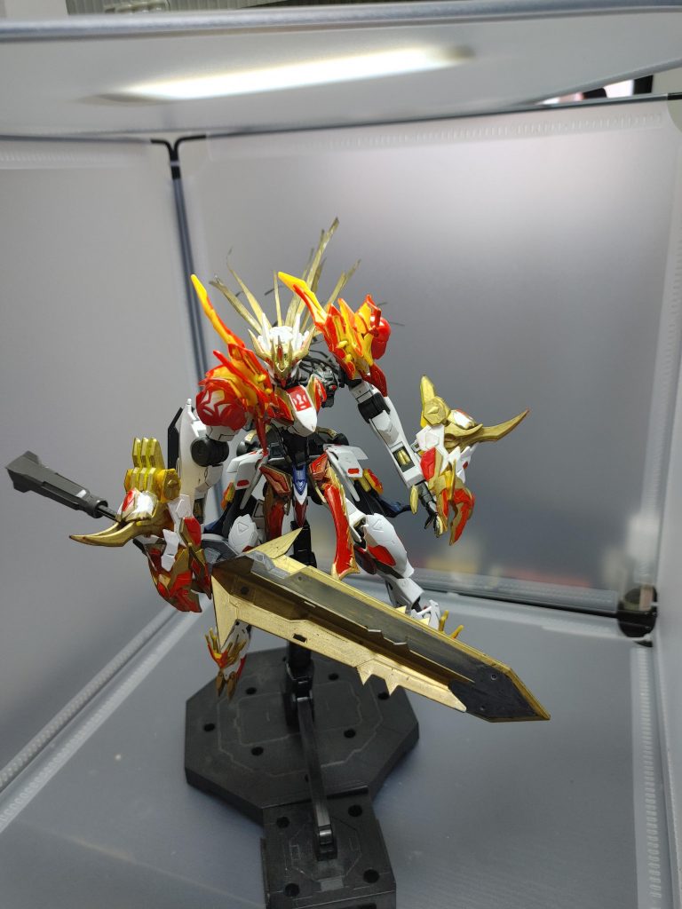 バルキュリアバスターソードと超巨大メイスを組み合わせて作った武器を持たせるとこんな感じです。