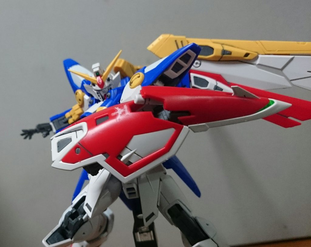 ・シールドHGと同様にサーベルマウントギミックがあるんスけど、シールドの可動と連動して中のサーベルがせり出して来るっス