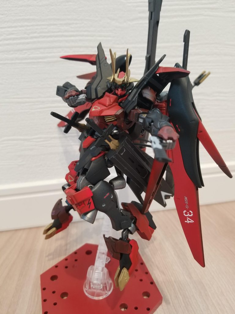 ハンドガン貫通力の高い弾丸を打ち出す。取り回しが良く、連射性が高い。牽制やプルーマに使用される。