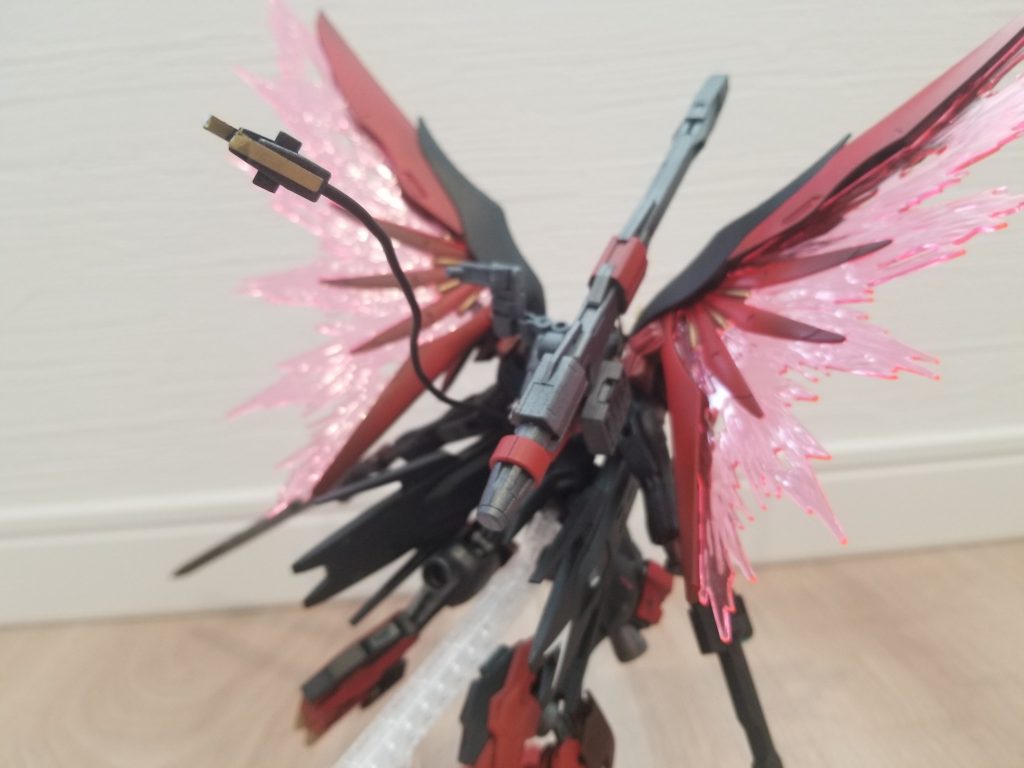 試製大型レールガン&小型ミサイル後のガンダム・フラウロスに搭載されるレールガン、ダインスレイブの元となった。ミサイルは焼夷、スモークなどに換装できる。テイルアンカーモビルアーマーの超硬ワイヤーブレードを解析し、開発された特殊兵装。差し込んだ相手にエイハブ粒子を流し込み、エイハブ粒子による慣性制御に干渉させることができる。また、サブアームのように武器を持つこともできる。イカロス元々モビルアーマーに装備されていた物をフールフールが撃破し、転用したもの。エイハブ粒子が崩壊する際に発生する複数の素粒子を用いて、高出力の推進力を得て、残像を発生させる。しかしエイハブ・リアクターによる慣性制御でも打ち消せないほどの推進力であるため、パイロットの負荷が大きい。ヒールバンカー踵に装備されている炸薬式のパイルバンカーγナノラミネートクローγナノラミネート反応の技術を武器に利用した数少ない例高出力ビーム掌底弾薬や爆薬を使用しない効率の良い兵装を求め、どうにかビーム兵器を使用したいと考えた結果、γナノラミネートクローで装甲を貫き、ビーム耐性のない内部機構にビームを打ち込む。という戦術を用いたが、マニピュレーターの摩耗が激しいため普及しなかった。(平手パーツは買えませんでした…オプションセットが中古で3600円って何ですか…)