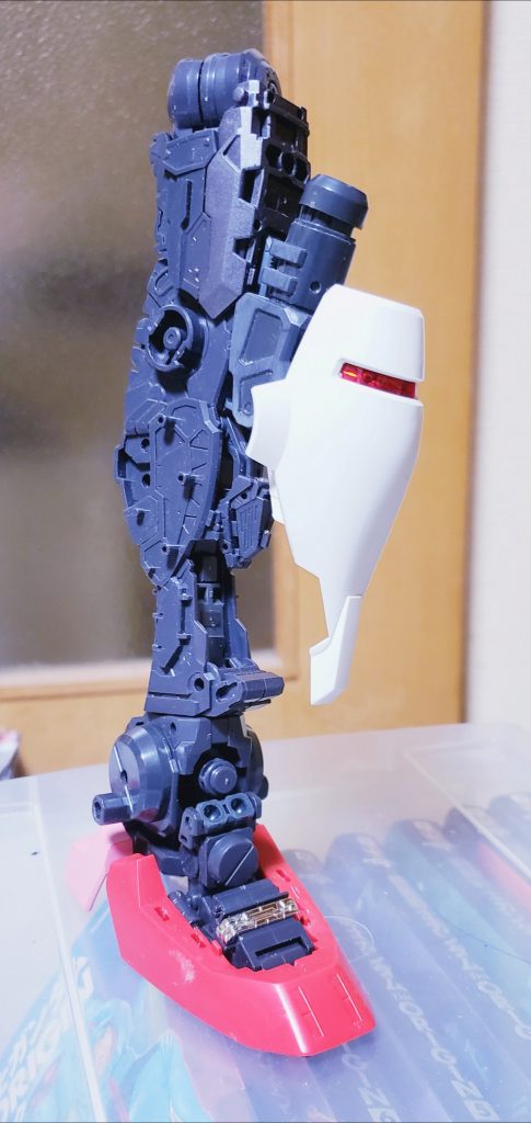 GP-01の足首パーツがほぼ無加工で取り付け出来たのがミキシングのはじまりでした💦膝部分のフレームを加工しています