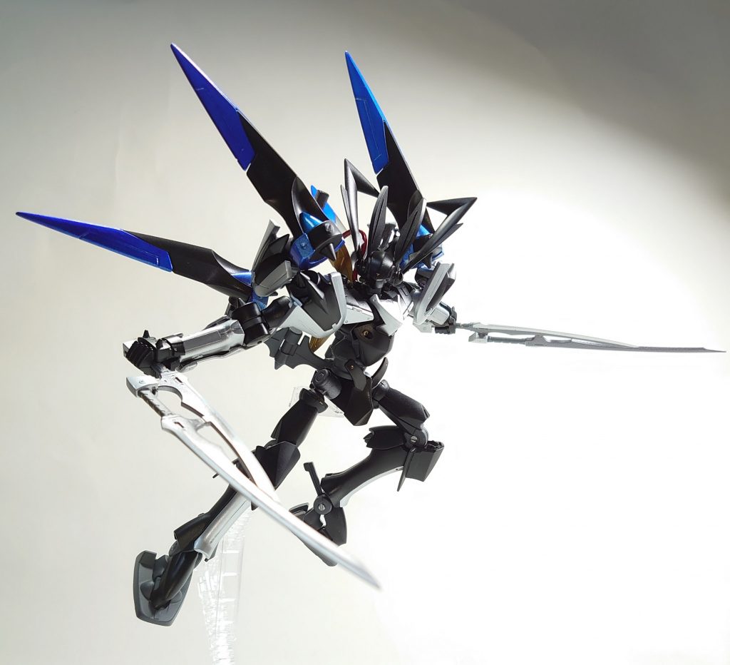 トランザム時には両肩、両腰のコンデンサ及び下向きの髪(角)が展開。展開イメージは【怒髪天を突く】。後方に向いたコンデンサ内から粒子を放出し、速度を上乗せする