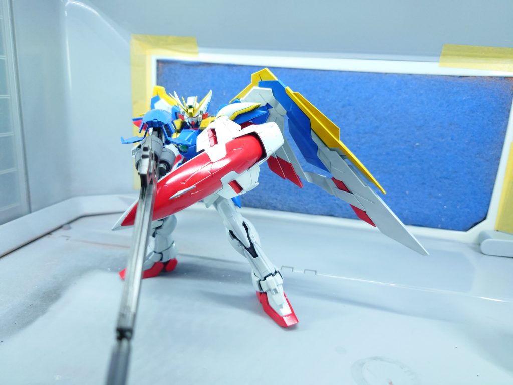 白の発色が不満点ですかねガイアノーツ黒サフ→白サフ缶→ホワイトと塗装したんですけど……ちょっとグレーっぽいパーツがいくつかあるんですよねもう一回白重ね塗ればよかったと後悔