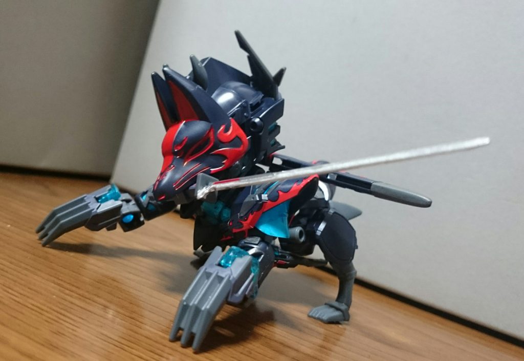 ・潜狐形態変形して狐っぽい感じに！この形態でハンドパーツにカギヅメをもたせるためか、ハンドパーツの穴はけっこう渋めで、若干穴を拡げないと、武器を持たせたり外したりする際にぼっきり逝っちゃいそうに…自分は左をちょっち拡げすぎて、弛めになっちゃったけど…