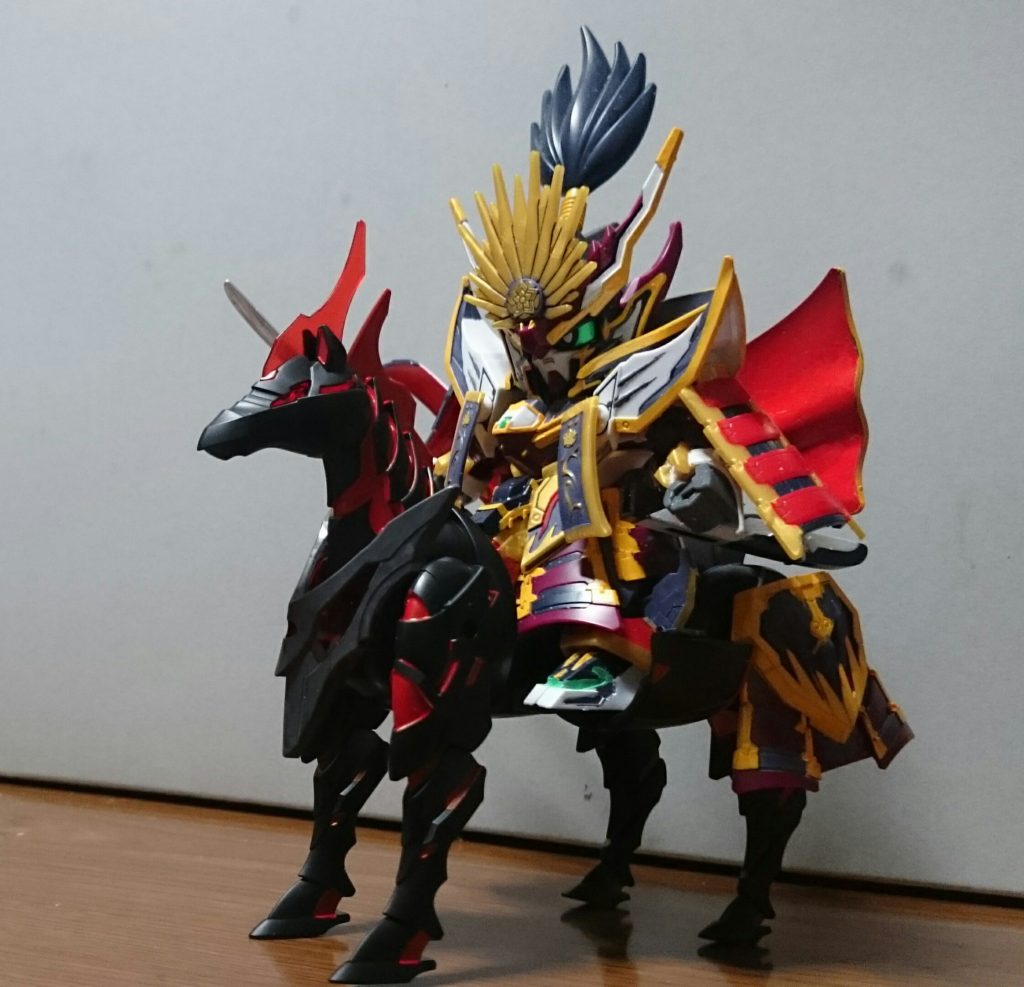 乗せる時は胴を延ばして、馬の背を開いて、露出したジョイントにリアアーマーを外したキャラを乗せる感じで