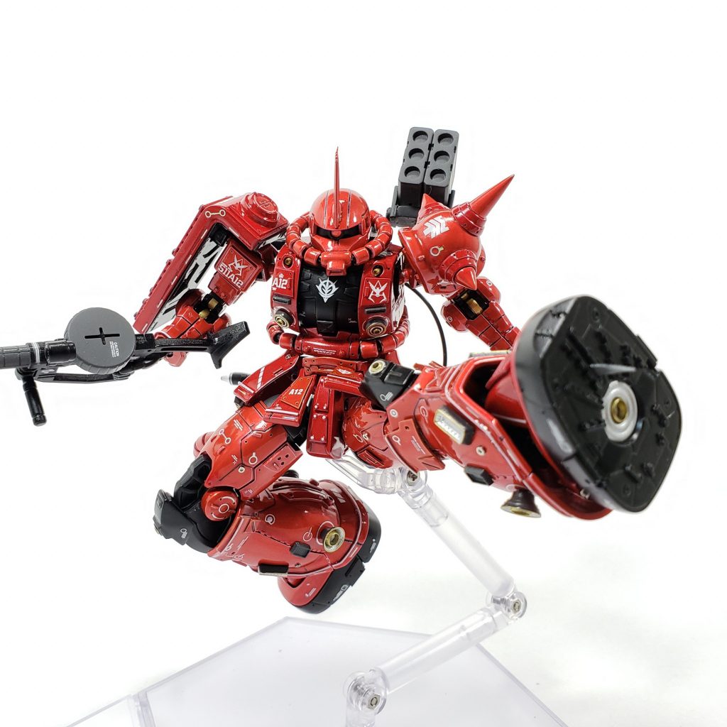 足裏にクローを収納出来るよう細工し、蹴りの際に威力の底上げを狙ってます。