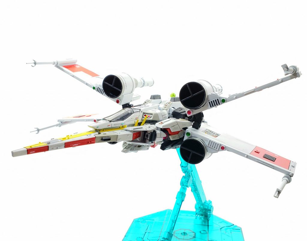 変形するとSTAR WARSのXウィングになります。